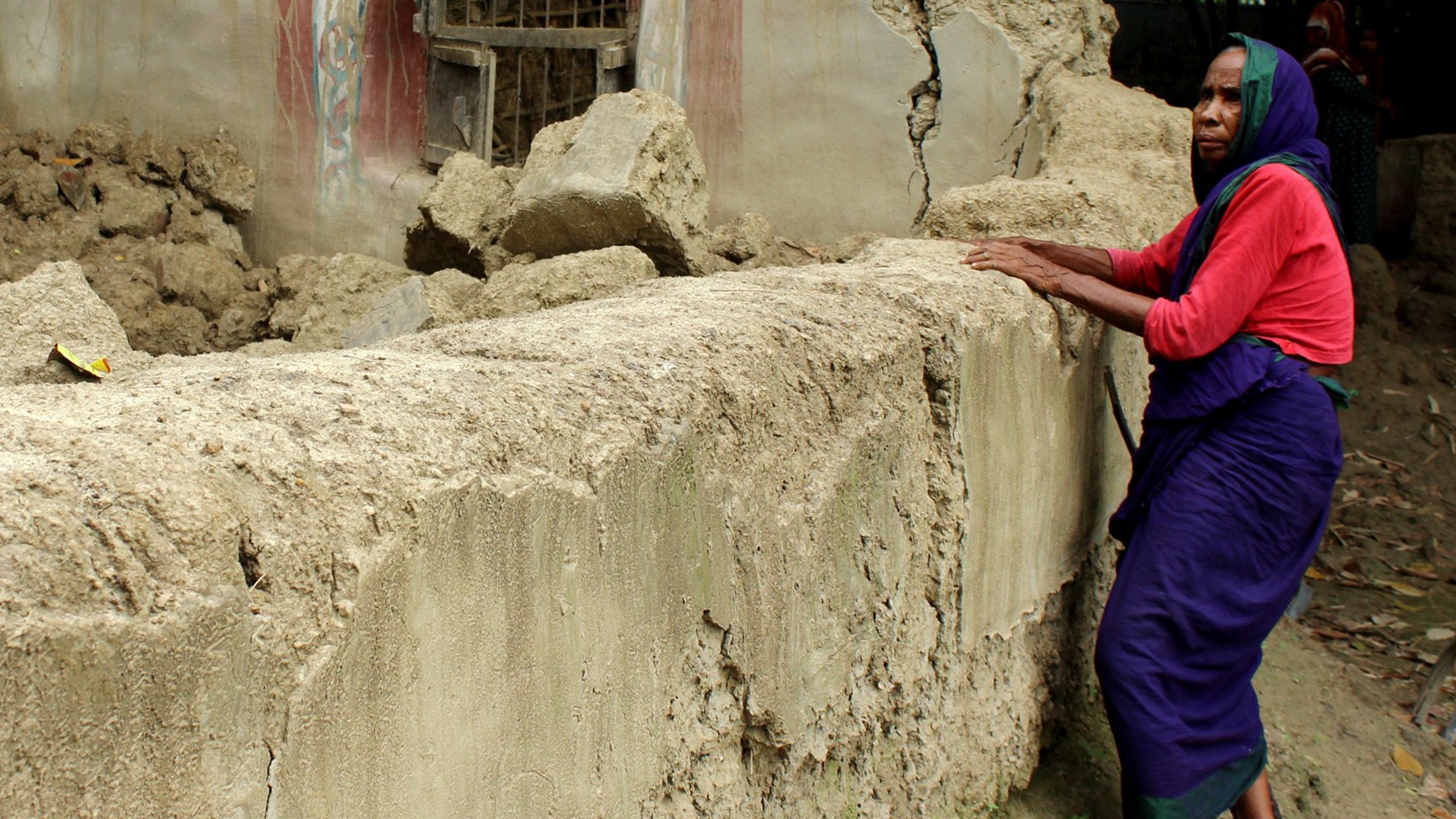 Sharaful Hossain / Humanity & Inclusion, Start Fund Bangladesh alert B003, flooding. A woman assesses a house damaged by floods - August 2017.
