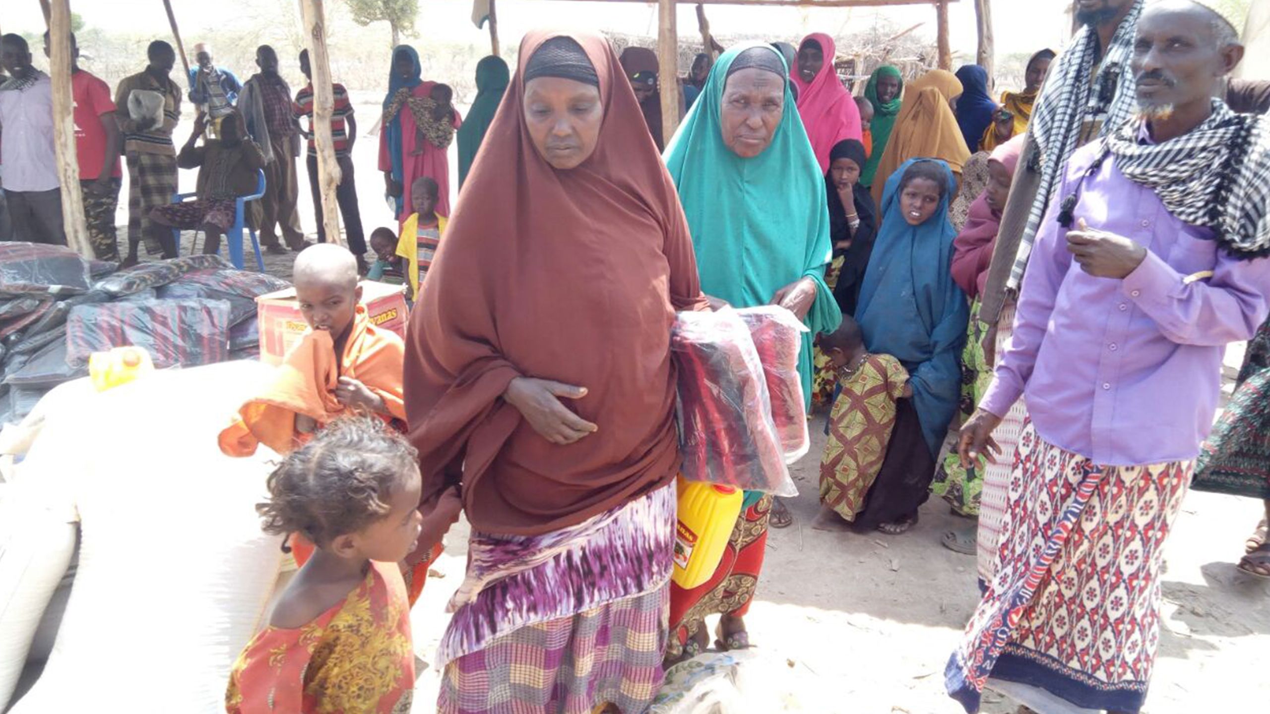 Vulnerable Kenyan families are seen receiving aid packages. Image by Dorcas Aid, alert 175 Kenya.