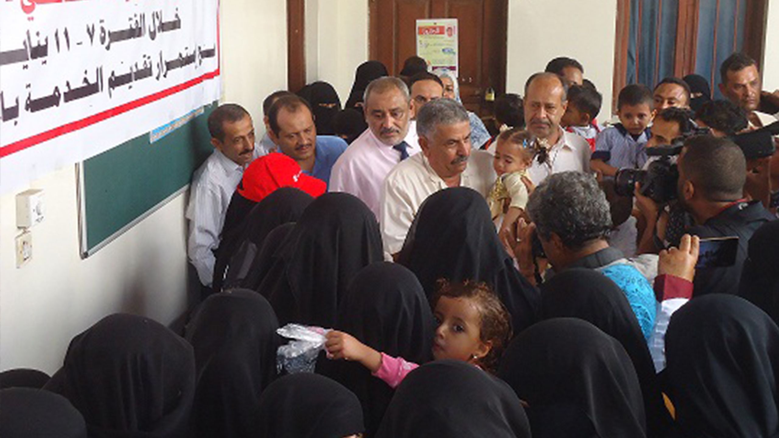 Save the Children, alert 200 Yemen © | People are seen queuing at hospitals to receive treatment for diphtheria.